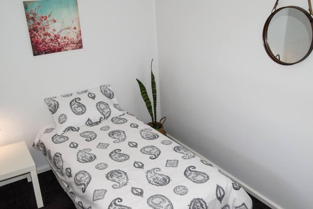 Entire House In - 3 Bedroom, Sleeps 5 *