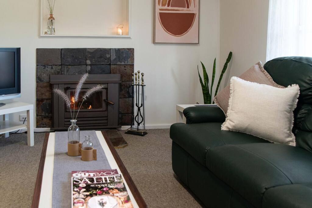 Entire House In - 3 Bedroom, Sleeps 5 Holiday home Minnipa
